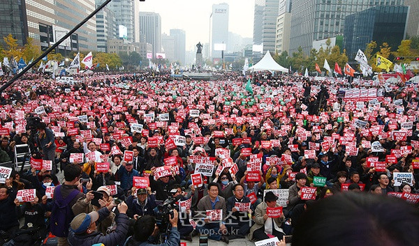 南朝鲜30万人倒朴 游行学生：成立革命政权