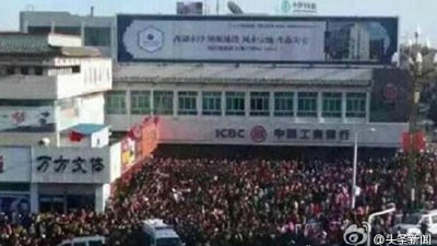 一个贫富分化日益扩大、阶级对立日益加剧的社会，不可能获得真正的内在平和，虽表面上风平浪静，其实民怨涌动汇集，任何一个极普通、偶然的个体事件都可能导致矛盾的集中暴发，演变为一场突发的、剧烈的群体事件。不从根本上解决问题，而一味调和维稳，必定是防不胜防，无能为力。