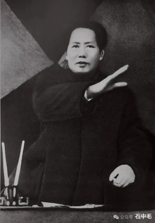 看一个青年是不是革命的,拿什么做标准呢?拿什么辨别他呢?只有一个标准,这就是看他愿意不愿意、并且实行不实行和广大的工农群众结合在一块。