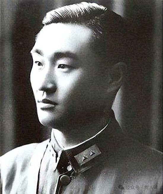 如果说原先还是“抗日遮百丑”,如今都要罔顾事实,拔高到抹杀军队的阶级性,那我就很有必要讲讲,什么才是真正的“人民子弟兵”。