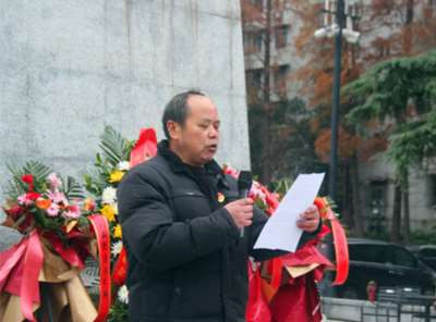 武汉人民纪念毛主席诞辰132周年活动在武汉剧院举行(图片新闻)