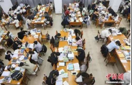 在50年前，也许很多人并不明白毛泽东为什么执着于“学制要缩短，教育要革命”。50年后，当我看到457万人走进考研考场，我突然明白了这句话的含义。说的大一点，这句话包含着人类解放的道路。