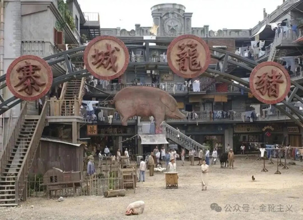 过去三十年，周氏喜剧的核心是诉说与表达小人物的喜怒哀乐，这是看似抽象无厘头实则血肉饱满的“周氏搞笑”风格的精髓，更是曾经周星驰作品可以实现让观众捧腹大笑之余最后潸然落泪的“笑中带泪”之喜剧最高境界的秘诀。