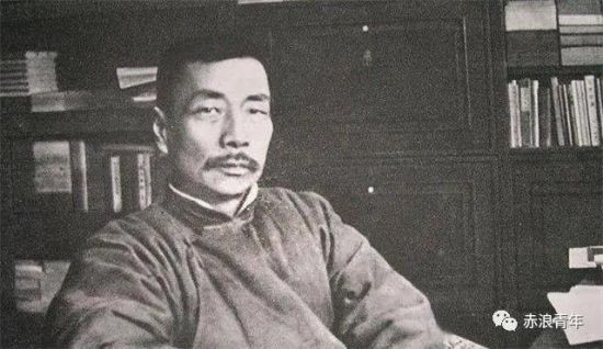 毛主席晚年有不少文字，也就是杂文，也是揭露、批判得非常尖锐，吓得人家出汗。某种意义上，就是因为鲁迅不在，或缺乏鲁迅，毛主席作为革命导师又扮演起鲁迅的角色来了，体制的最高领导者同时也是最严厉的批判者——这确实惊世骇俗，在某些人看来不可理解，自由派更是把几乎所有东西都曲解为个人权力之争。