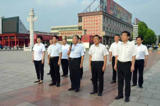 河南省南街村举行纪念毛主席逝世44周年活动