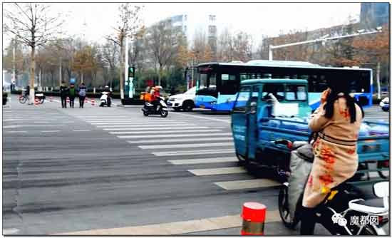 到底是谁在逼外卖骑手闯红灯、逆行、撞死人？