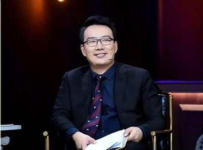 专家们的任务,是在有“铜臭味”的金钱外面抹上香油,掩盖它的血腥肮脏