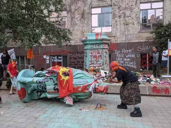 加拿大殖民主义阴魂不散，在文化上杀死原住民