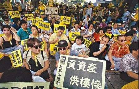 报告称，香港将在面积达300平方公里的都会区新建住房92万套，满足容纳250万人的住房需求，另外还要新建33万套公租房，给低收入人群解决住房问题。