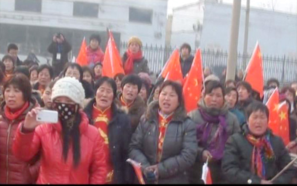 领导紧急约见村民代表:“毛主席雕像不拆了!”