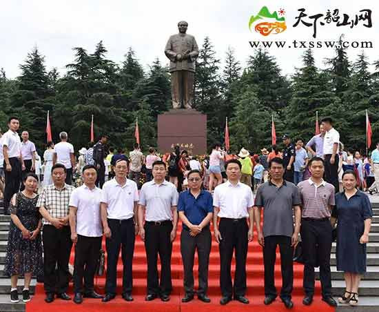 西藏山南党政代表团来到韶山，毛主席是西藏人民的大救星！