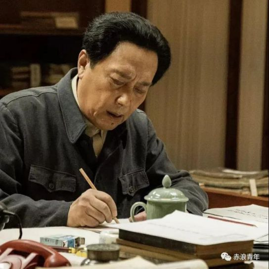 毛主席晚年有不少文字，也就是杂文，也是揭露、批判得非常尖锐，吓得人家出汗。某种意义上，就是因为鲁迅不在，或缺乏鲁迅，毛主席作为革命导师又扮演起鲁迅的角色来了，体制的最高领导者同时也是最严厉的批判者——这确实惊世骇俗，在某些人看来不可理解，自由派更是把几乎所有东西都曲解为个人权力之争。