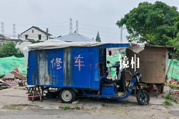废墟里的修车师傅：城市向前，而他留在原地｜镜相