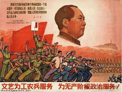 在资本主义社会，文化生产被资本的逻辑所主宰。知识分子为了生存和发展，常常需要迎合市场的需求，接受资本的资助与审查。许多作家、艺术家在这种环境下，成为了资产阶级的“精神雇佣劳动者”。他们的创作不可避免地带有资产阶级意识形态的烙印，作品中充斥着对消费主义、享乐主义的宣扬，对社会不平等现象的忽视或美化。这种依附性使得文化生产成为资本积累的工具，失去了批判现实、启迪民智的功能。