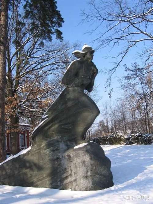 郊外白雪皑皑的原野里,嵌着镌刻了那一段著名文字的石碑:“人最宝贵的是生命,生命对每个人只有一次。一个人的一生应该是这样度过的:当他回首往事的时候,他不因虚度年华而悔恨,也不因碌碌无为而羞愧;这样,在临死的时候,他就能够说:我的整个生命和全部精力,都已经献给世界上最壮丽的事业——为人类的解放而斗争!”