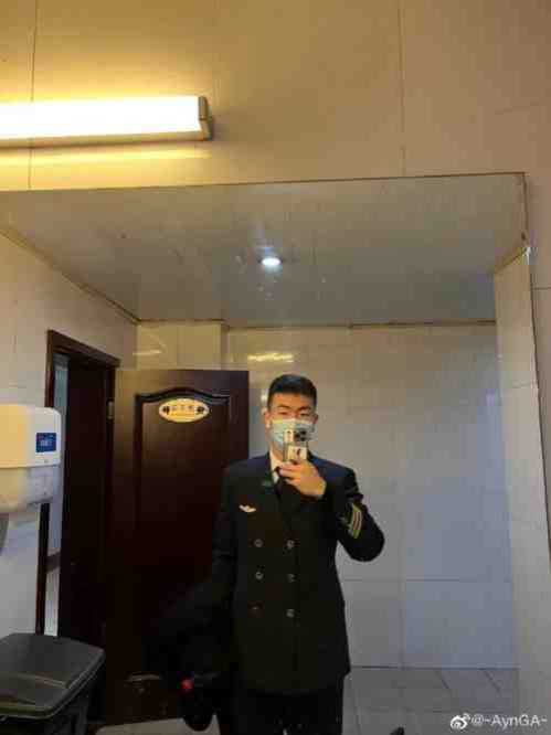 很显然,这个四川航空的飞行员阿英嘎的美化侵华日军大屠杀、散布“汉人该杀”这些言论,不仅仅是道德问题,而是涉嫌违法犯罪问题。这种人驾驶干系几百人生命安全的民航客机,当然是一种重大危险。