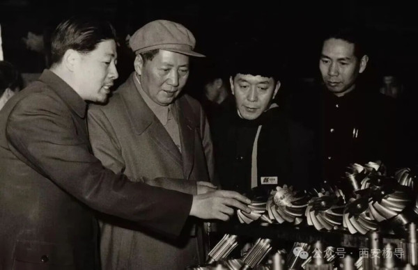 今年以来国际局势进一步紧张,面对中东的种种乱局,对比国内的持久和平,很难不让人感慨,幸亏有毛主席作为中华民族的“执剑人”,他和他的思想才是最大的战略威慑。
