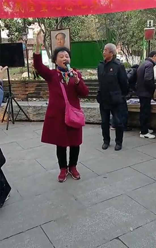 江西南昌人民群众纪念毛主席诞辰127周年活动实况