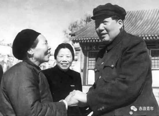 李光满说的也不是“革命”，而是“深刻变革”，但是在“精英”看来那就是革命；尽管李光满本身就是夸大其词，一众“精英”还是虚空打靶，再一次发泄了对于革命的不满、恐惧、反对情绪，陷入又一次反革命的思想和舆论狂欢。