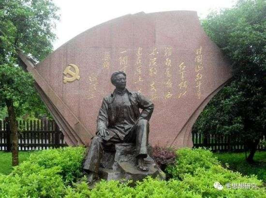 新民主主义革命时期,毛泽东为领袖的中国无产阶级先锋队领导中国最广大劳动群众开展了大规模的根据地经济建设,极大的配合了当时的中心任务——革命战争,并为之后的社会主义革命和建设提供了宝贵的经验。