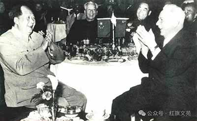毛主席的志,从来不是得天下,而是改天下。天下在手,却未改变,所以他郁郁寡欢,改变发生,哪怕只是一步,他便由衷喜悦。