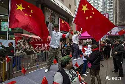 我们更要沉住气，相信港府有这个能力稳定局势，只是需要一定时间，一个时机，需要等待香港社会作为一个整体的理性觉醒，为此需要支付一定成本。事态并未像暴力画面呈现的那样严重，我们坚信，这几个乱港分子，这几个乌合之众是永远翻不了天的。他们的嚣张实际上是泡沫化的，一戳就破。