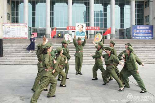 焦作人民纪念毛主席逝世四十三周年