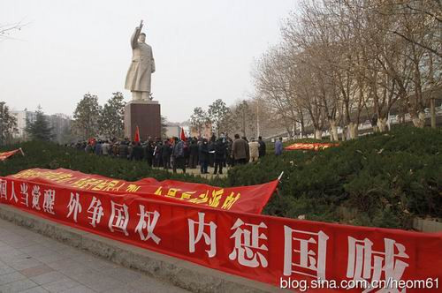 2012年12月26日10时35分,郑州忽现彩虹。正在人民广场纪念毛泽东诞辰119周年的人们,高喊毛主席万岁!