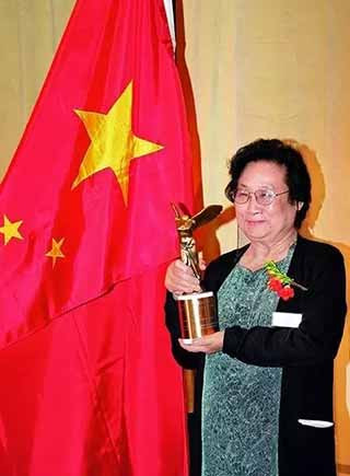 总有一些人，在讲到屠呦呦时，故意不提毛主席，不提毛时代，以为这样就可以蒙蔽群众，掩盖历史真相啦？