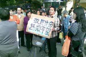 现在忽然“一刀切”的强制执行，垃圾分类强制制度真的能够达到减少垃圾的目的么?这背后到底是藏着什么猫腻?