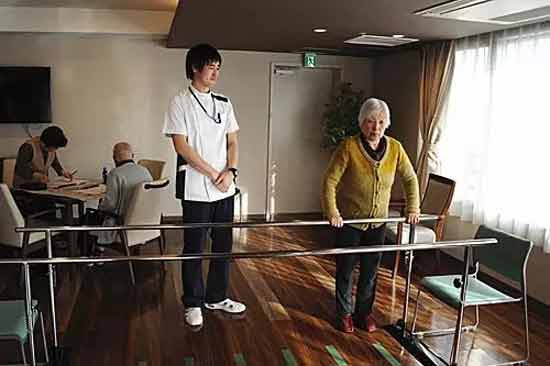 当我们自嘲打工人的时候，日本遍地都是七八十岁的资深打工人