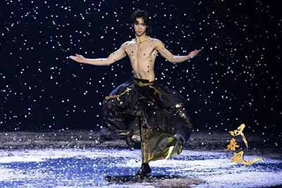 演出结束后，一切又迅速回到现实。 演员卸妆、换衣服，准备下一场演出。那些被反复讨论的肌肉、荷尔蒙和“性张力”，最后也只是整套娱乐工业里的工作内容。