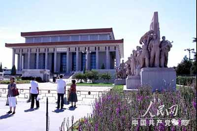 “天”就是上帝,毛主席的上帝就是人民,谁要想借助毛主席的威力,就不要忘了人民。