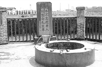 历史证明,正是由于中央苏区的党员干部密切联系群众,真心实意为群众谋利益,才博得了人民群众的衷心爱戴和热诚拥护,组成了真正的“铜墙铁壁”,有力地打破了国民党的经济封锁,赢得了多次反“围剿”的胜利,建立和保卫了革命根据地及其红色政权。