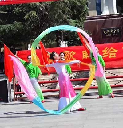 保定人民“颂歌献给伟大的党”演唱会在毛主席雕像前广场隆重举行