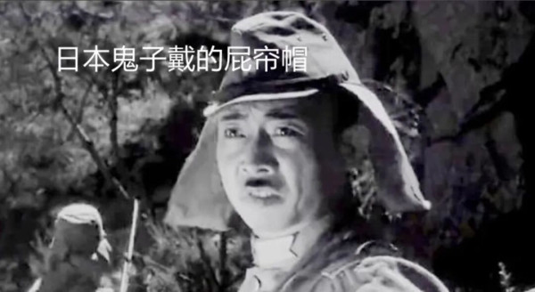 近日有市民和游客发现,杜甫江阁公共文化广场被某集市棚屋占用,竟还透出一股诡异的“日式风情”,引发公众极度不适。面对“招魂黄灯笼”与“屁帘”交织的视觉景观,人们不禁要问:我们的文化地标,为何成了铜臭商铺?成了“日式风情”的张扬地?