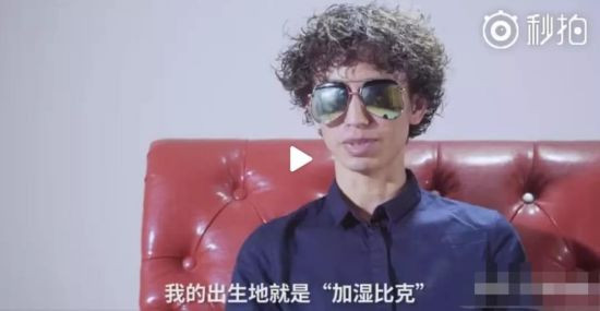 在如今的流行文化、网红经济的大潮冲刷下，面对山外的纸醉金迷和家乡的贫瘠闭塞，你很难找到一个能够安心读书、耐心成长的农村孩子了。