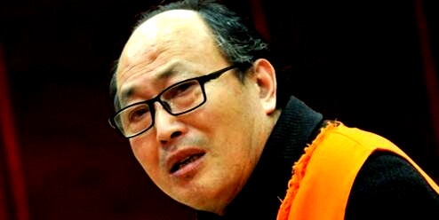 像“有水快流”这样事关全局的重大改革,如何没有调研报告的论证,也没有进行改革试点,仅仅就凭领导在某次会议上的一句讲话,就将整个矿山资源一下推入全民开矿的狂潮?并说什么要打破国家垄断,可事关国家命脉和子孙万代的矿产资源,国家不垄断谁垄断,不由国家规划谁能长远规划?而中国矿业腐败同房地产业的腐败,已是中国行业腐败最炫目的“姊妹花”!