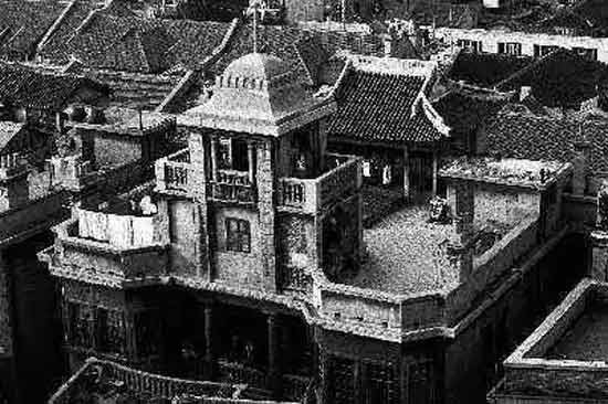 1927年,国家已经名义上统一,但国内政治形势复杂。后“大革命”语境对重新认识亭子间文化人而言十分重要。本文从后“大革命”语境出发重新考察,发现他们远远大于左翼文化人的范畴,还包括托派、国民党改组派、第三党等,是中国第三代激进主义者。亭子间文化人承载着大革命余绪,在20世纪二三十年代马克思主义传播过程中起着重要作用,与20世纪30年代上海新书业繁荣有直接关系。