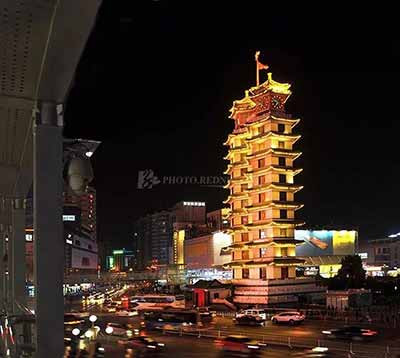 今年是建国七十周年，党员就应该和人民群众一样，一起自信坦然的高唱毛主席、传播毛泽东思想!