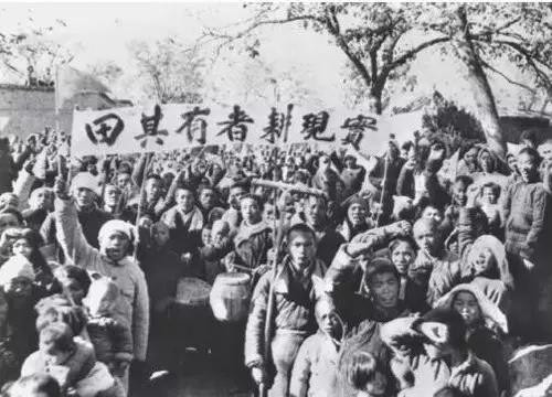 正是集体化对他们的约束和限制，才迫使他们不得不将自己的才能用于为集体利益服务。而一旦集体瓦解，他们的文化资本就会迅速变成政治、经济、社会和文化资本。