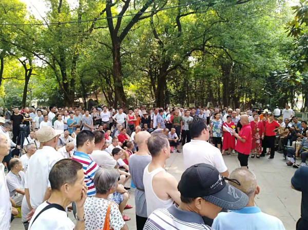 江西人民祭奠毛主席逝世43周年