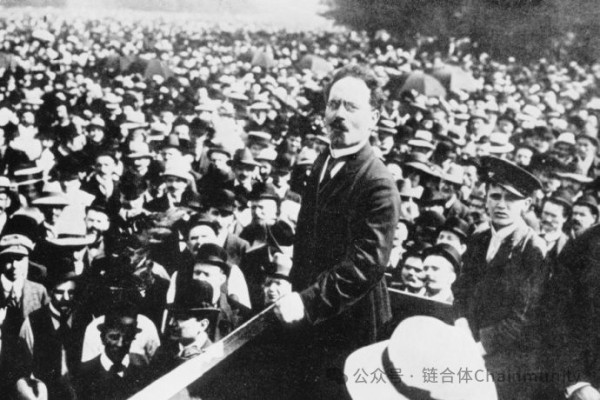 ……鉴于当时整个德意志主流社会普遍深信‘社会民主党正在对国家构成致命威胁’，且这一恐慌情绪又恰恰因该党长期奉行的‘口头激进主义’而得到了充足的养分；因此，在党代会公开层面上演的任何关于群众性总罢工或反军国主义宣传的实质讨论，对于党高层、工会领导层乃至绝大多数中层骨干而言，在政治上都是极其棘手且令人寝食难安的……