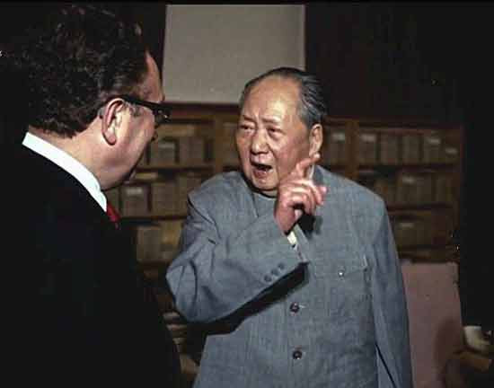 基辛格被黜，不出所料，中国互联网上又是一片沮丧，如跪舔瞌睡乔一般，再次掀起抨击攻击川皇的声浪。这是2012年之前再熟悉不过的景象，随着川皇的末路将近，似乎一切都要回来了，特别是那个“中国人民的好朋友”形象的基辛格。