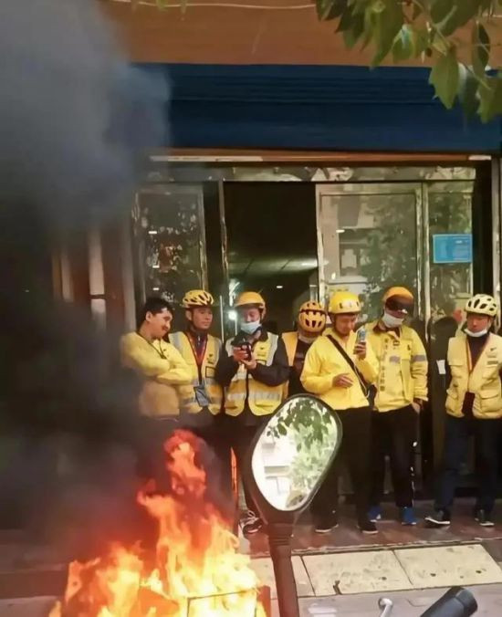 外卖骑手反抗霸王条款、教育行业频频暴雷、公共服务外包下的劳工之困难以破解