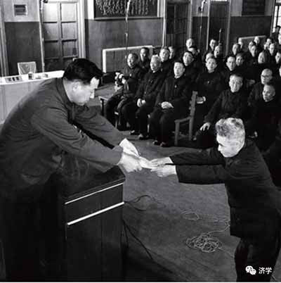 听见张铁石惨死的新闻后，我曾经想：要是第一号战犯蒋介石当年被俘下狱，被特赦释放后要到台湾和他的老婆宋美龄、儿子蒋经国、蒋纬国团聚，而当权的陈诚以“统战”、“间谍”罪名不准他入境，蒋经国和他的“母”、弟又将是何滋味?