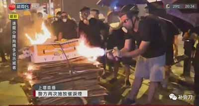 暴力分子的行动特点或者说套路逐渐清晰:舆论场才是他们的真正战场,街头示威是他们炮制、编造信息的戏台。
