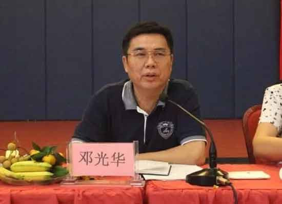 虽然，邓光华已经退休，但对宣传历史虚无主义，严重损害民族英雄荣誉的行为，海南人社厅应该出面解释一下：你们单位是如何教育党员的呢？你们又是如何落实意s形态工作的主体责任的呢？