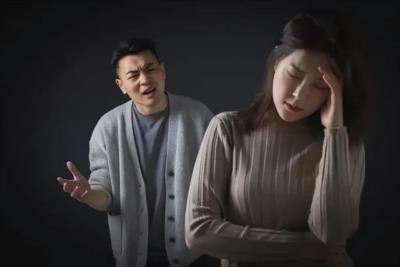 专家们的任务,是在有“铜臭味”的金钱外面抹上香油,掩盖它的血腥肮脏