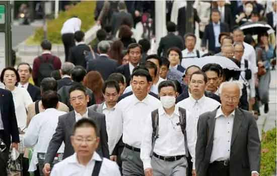 当我们自嘲打工人的时候，日本遍地都是七八十岁的资深打工人